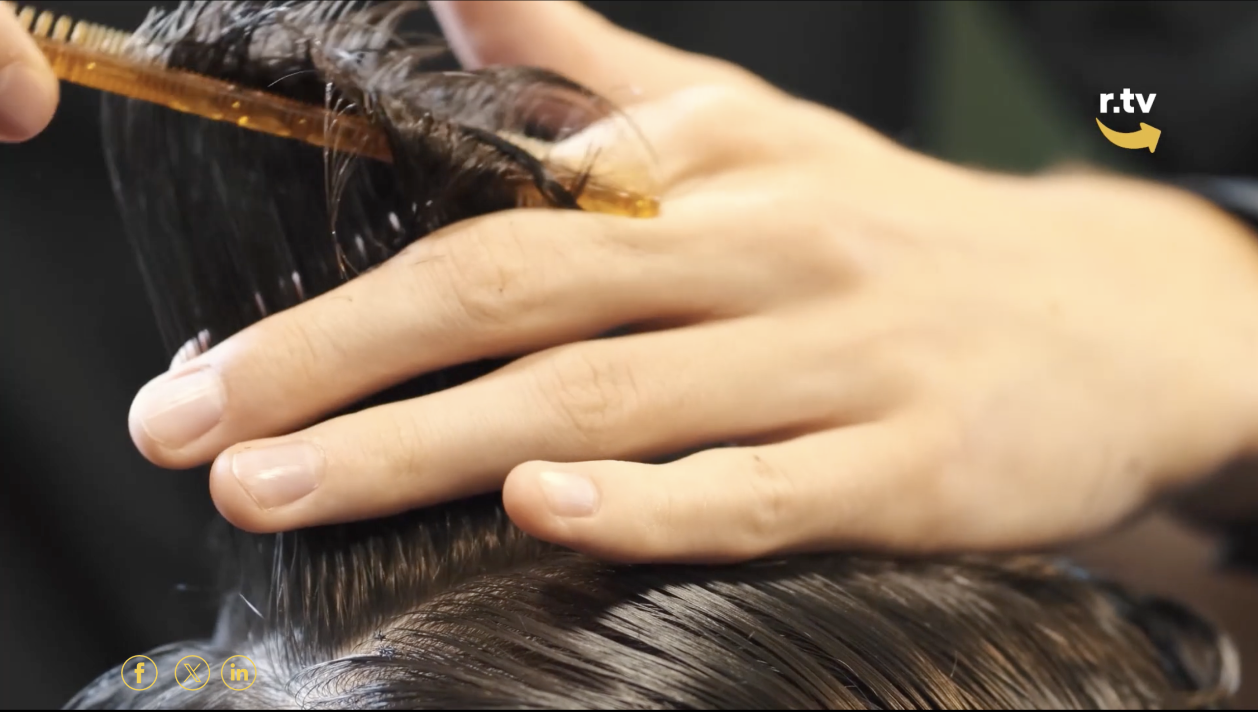 Reportage de la télévision Ricicla tv sur un adhérent de l'association coiffeurs justes avec une interview du fondateur de l'association Coiffeurs Justes Thierry Gras